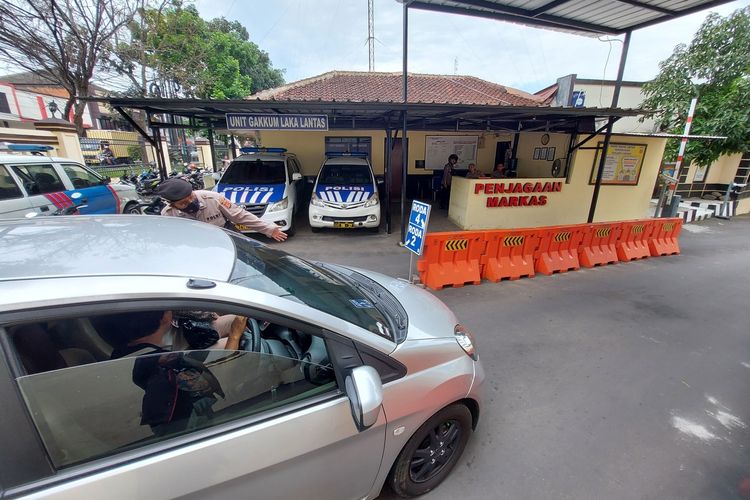 Polisi memeriksa pengunjung yang masuk ke area Mapolres Cimahi.