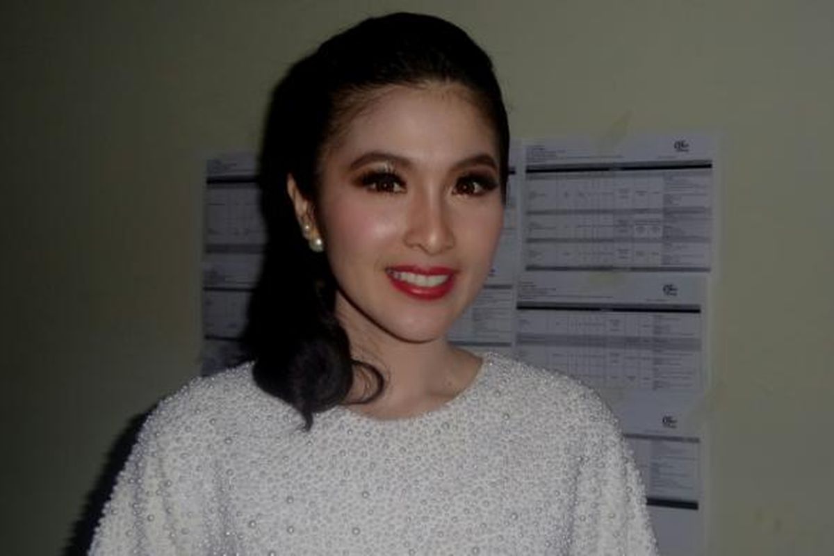 Sandra Dewi berpose sesudah menjadi pemandu acara konser We Love Disney di Teater Tanah Airku, Taman Mini Indonesia Indah, Jakarta Timur, pada Minggu (12/2/2017) malam.