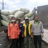 Dilanda Hujan Abu Letusan Semeru, Warga Terima Bantuan Pakan Ternak