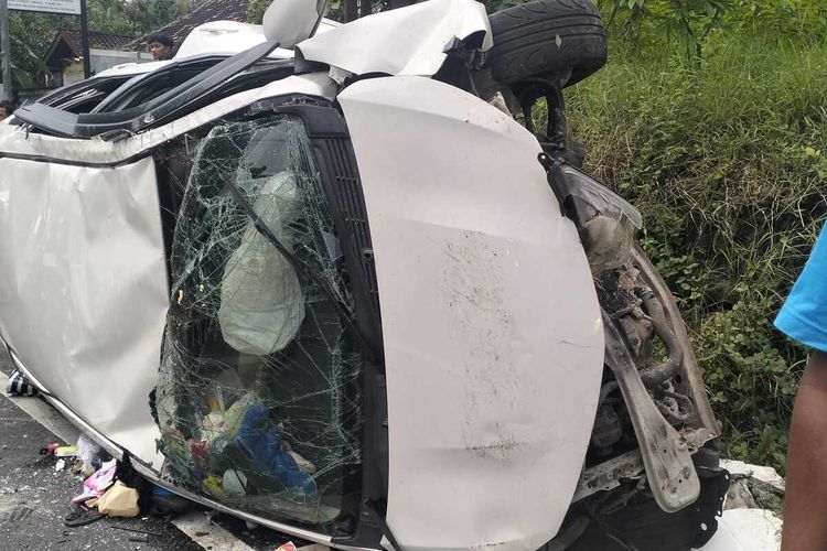 Mobil Daihatsu Sigra putih R 1295 FH rusak berat akibat kecelakaan tunggal di Kilometer 21 Jalan Wates-Jogja pada wilayah padukuhan Worawari, kalurahan Sukoreno, kapanewon Sentolo, Kabupaten Kulon Progo, Daerah Istimewa Yogyakarta, Minggu (20/4/2025).