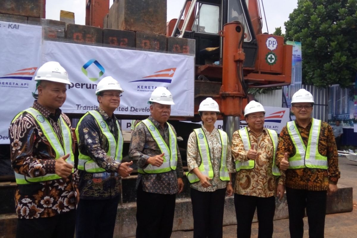 Menteri BUMN Rini Soemarno bersama Menteri PUPR Basuki Hadimulyono (tengah) didampingi pejabat dari Kemenhub, Kementerian Agraria dan Tata Ruang, PT KAI dan Perum Perumnas saat acara groundbreaking rusun berkonsep transit oriented development di Stasiun Pondok Cina, Depok, Senin (2/10/2017).