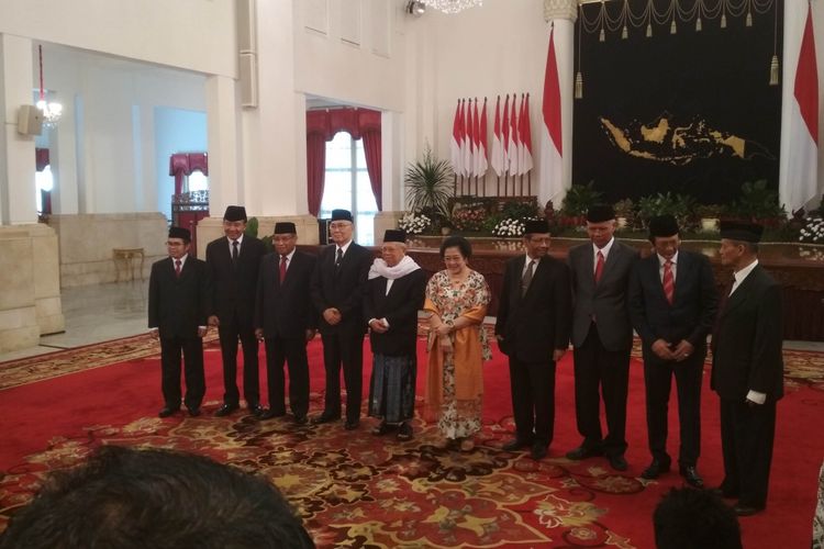 Kepala dan Pengarah UKP Pancasila usai dilantik Presiden Joko Widodo di Istana Negara, Jakarta, Rabu (7/6/2017).