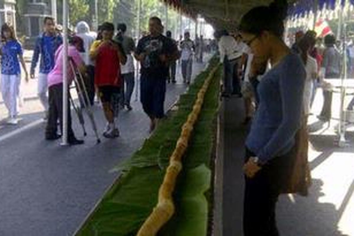 Lumpia sepanjang 465 meter berhasil memecahkan rekor MURI sebagai lumpia terpanjang di Semarang, Jawa Tengah, Minggu (22/4/2012).  Acara yang digelar di depan Balai Kota Semarang itu dalam rangka memperingati HUT Kota Semarang ke-465.   