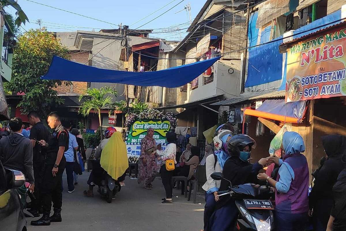 Suasana rumah duka pegawai transjakarta bernama Yuyun Yuniarsih di Jalan Pisangan Baru 1, Matraman, Jakarta Timur, yang meninggal dunia, Selasa (28/1/2020).