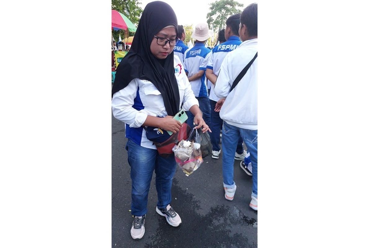 Sejumlah buruh turut membersihkan sampah seusai peringatan Hari Buruh di Semarang, Jawa Tengah, Jumat (1/5/2026).