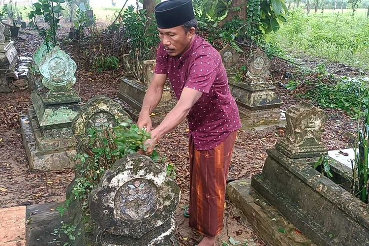 Tradisi Ngusar atau membersihkan makam leluhur, dilakukan warga Desa Mapper, Kecamatan Proppo, Kabupaten Pamekasan, Jawa Timur, Kamis (7/3/2024). Tradisi ini dilakukan warga menjelang Ramadhan untuk memberikan kenyamanan beribadah dan mengingatkan manusia yang hidup kepada kematian.