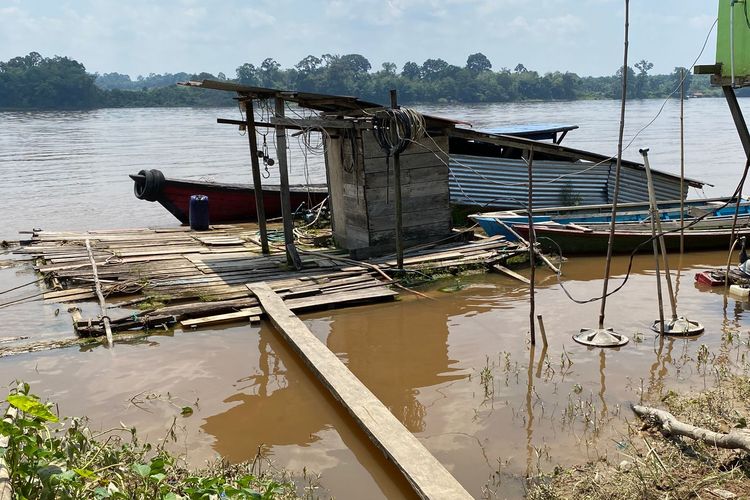 Salah satu jamban di hilir Sungai Kapuas, Kalimantan Barat, Jumat (26/9/2025). 