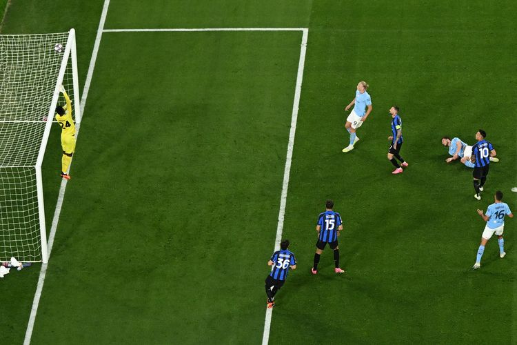 Penjaga gawang Inter Milan Andre Onana (kiri) melompat ketika bola meleset dari gawang pada final Liga Champions UEFA antara Man City vs Inter Milan di Stadion Olimpiade Ataturk di Istanbul pada Minggu (11/6/2023).