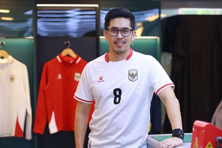 CEO Kelme Indonesia, Kevin Wijaya berpose setelah diwawancara Kompas.com dalam program sporty di Garuda Store, Gelora Bung Karno, Jakarta, Selasa (21//4/2026).