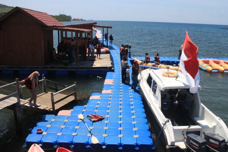 Rumah apung dan  kapal boat untuk wisatawan di wisata kampung kerapu Situbondo