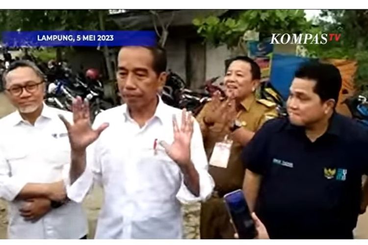 Gubernur Lampung Arinal Djunaidi tersenyum dan tepuk tangan setelah Jokowi umumkan pemerintah ambil alih perbaikan jalan