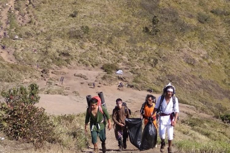 Lilik Rudiyanto (29) dan kawan-kawan saat memberihkan Gunung Merbabu dari sampah mengenakan kostum tokoh dalam film