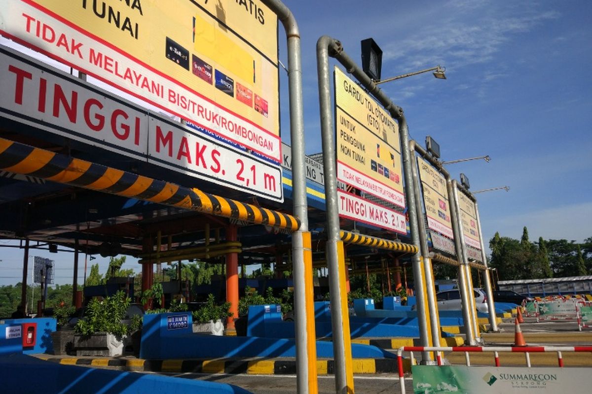 Gerbang Tol Karang Tengah, Senin (10/4/2017).