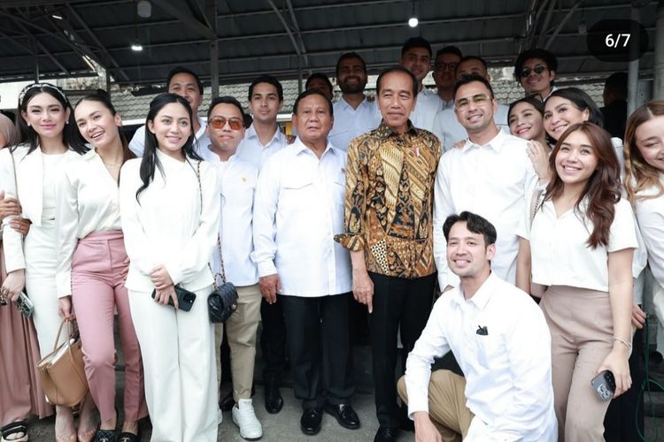 Presiden Joko Widodo dan Menhan Prabowo Subianto saat berfoto bersama dengan influencer pendukung pasangan capres-cawapres nomor urut 2, Prabowo Subianto-Gibran Rakabuming Raka di Magelang, Jawa Tengah, Senin (29/1/2024).