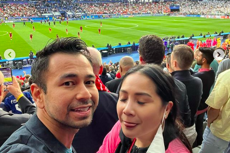 Raffi Ahmad dan Nagita Slavina menyaksikan pertandingan final Liga Champions antara Real Madrid dan Liverpool di di Stadion Stade de France, Saint-Denis, Perancis, pada Sabtu (28/5/2022)