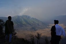 Kebakaran di Gunung Bromo Belum Padam, Akses Ditutup Total 