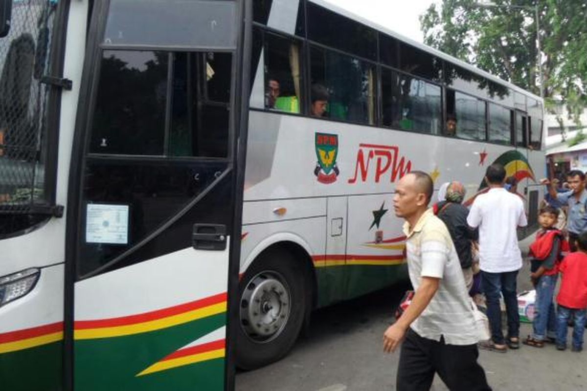 Suasana di Terminal Kalideres, Jakarta Barat, Minggu (10/7/2016). Arus balik Lebaran di Terminal Kalideres diprediksi terjadi hari ini.