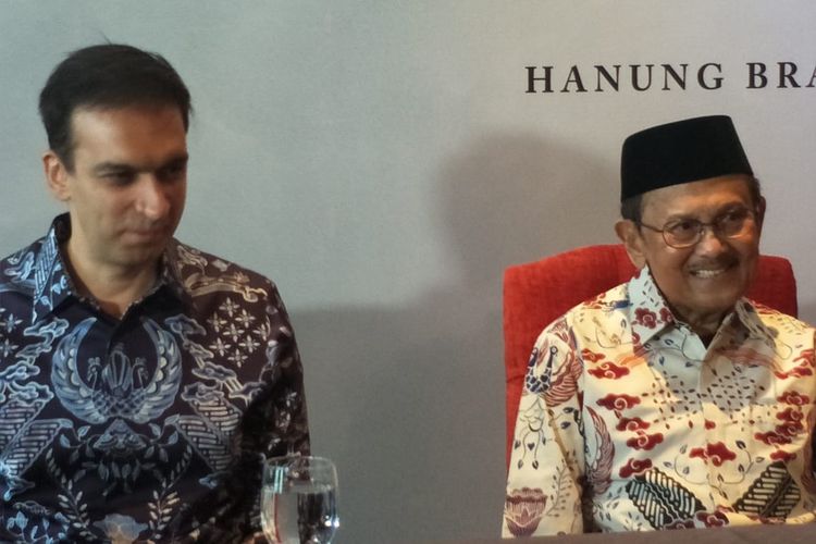 Manoj Punjabi dan BJ Habibie dalam jumpa pers film Habibie & Ainun 3 di MD Place, Setiabudi, Jakarta Selatan, Kamis (4/4/2019).