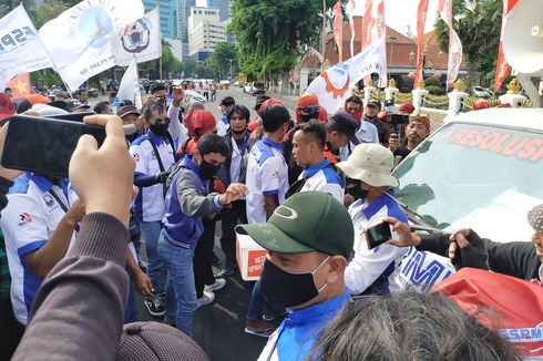Protes UMP Jatim 2022, Buruh Kumpulkan Uang Koin Senilai Rp 700 di Depan Gedung Grahadi