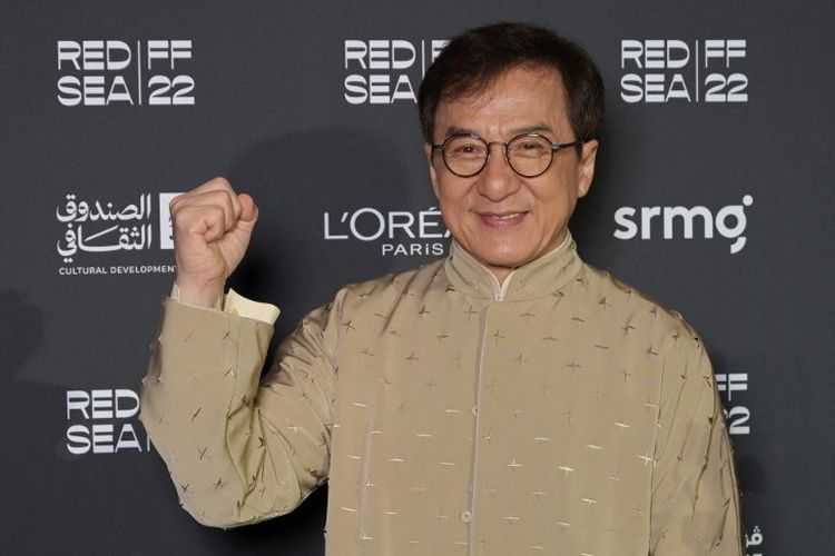 Aktor Jackie Chan berpose di karpet merah di acara penutupan edisi kedua Red Sea International Film Festival di Jeddah, Arab Saudi, Kamis (8/12/2022).