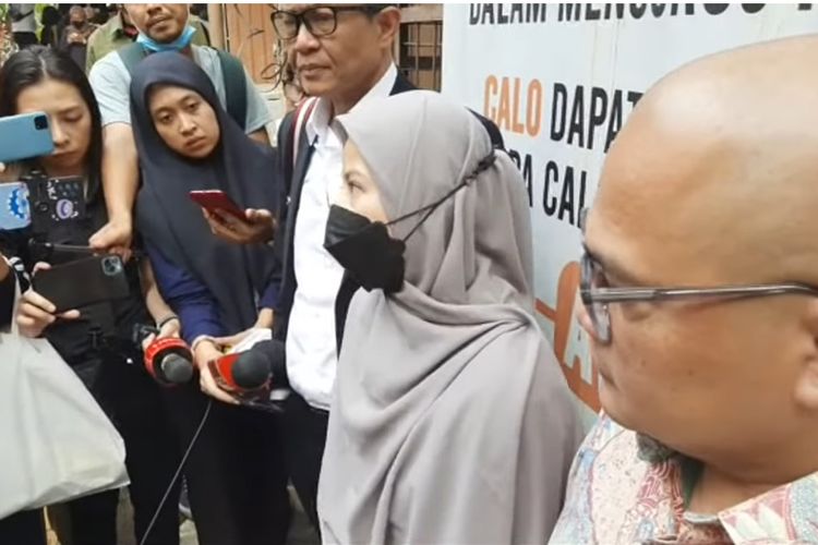 Didampingi tim kuasa hukumnya, artis Natasha Rizky (berjilbab abu-abu) memberi keterangan kepada media sesuai menjalani sidang perdana perceraiannya dengan pembawa acara Deddy Mahendra Desta di Pengadilan Agama Jakarta Selatan, Senin (29/5/2023).
