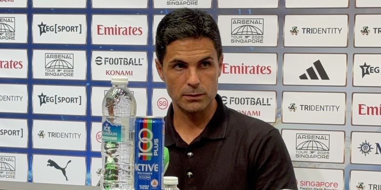 Pelatih Arsenal, Mikel Arteta, berbicara dalam konferensi pers usai laga Arsenal vs AC Milan di National Stadium Singapura, 23 Juli 2025.