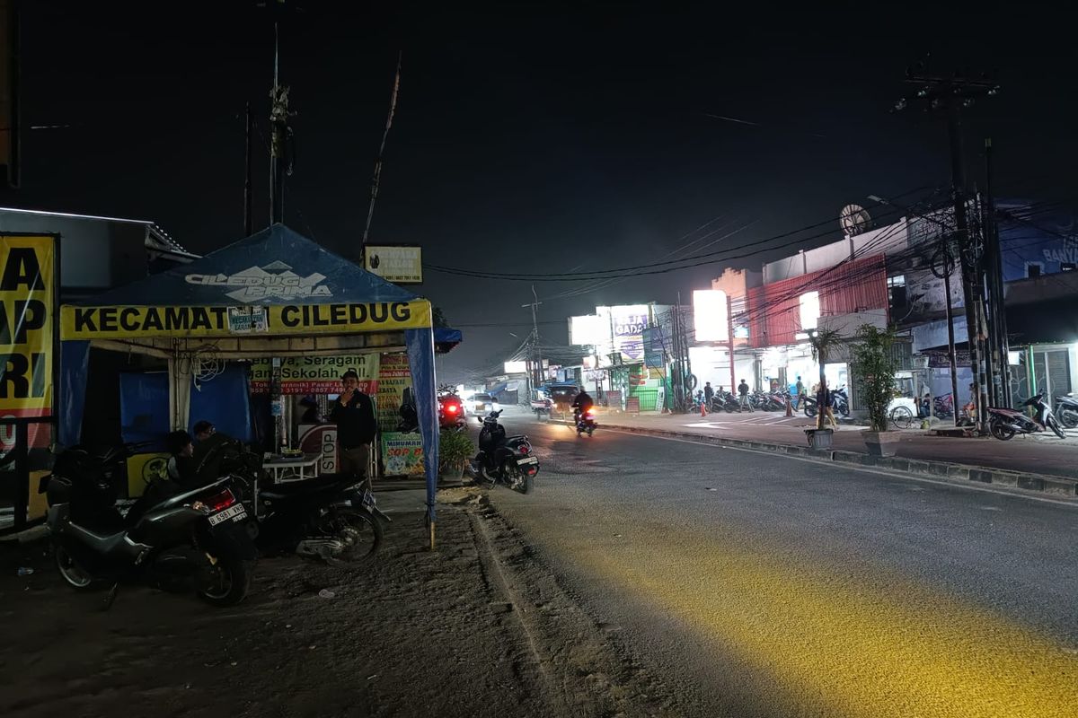 Pemerintah Kota Tangerang kembali mendirikan posko pantau sampah di Jalan Raden Patah, Kecamatan Ciledug Kota Tangerang, Banten.  Posko pantau sampah yang kedua ini didirikan di sebrang Perumahan Griya Ciledug, dan mulai dijaga sejak Selasa (10/1/2023).