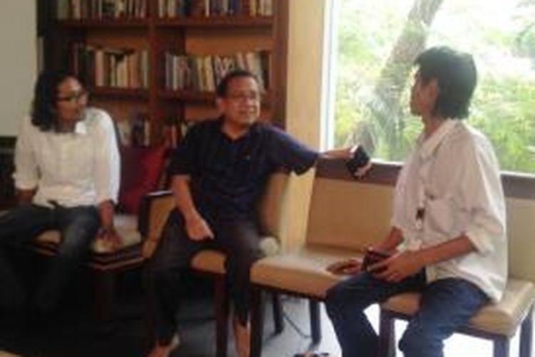 Rektor UGM Pratikno yang juga anggota tim sinkronisasi program kerja Jokowi-JK saat wawancara dengan Pemimpin Redaksi Kompas.com Achmad Subechi (kanan) dan Head Korlip KompasTV Zaki Amrullah di Jakarta, Selasa (22/10/2014).