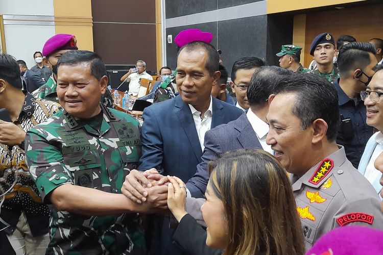 Kepala Staf Angkatan Laut (KSAL) Laksamana Yudo Margono melakukan salam komando bersama Kapolri Jenderal Listyo Sigit Prabowo dan pimpinan Komisi I DPR lainnya, sebelum menjalani fit and proper test calon Panglima TNI, di Gedung DPR, Jakarta, Jumat (2/12/2022).