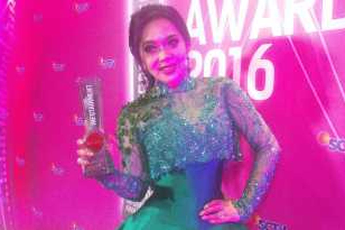 Syahrini hadir dalam acara Infotainment Awards 2016, di Studio 6 Emtek, kawasan Daan Mogot, Jakarta Barat, Jumat (22/1/2016) malam, 