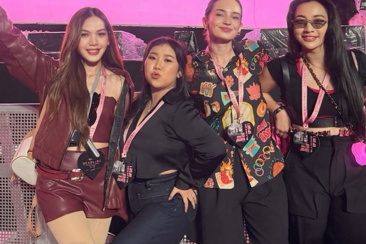 Para seleb tampil stylish saat menonton konser BLACKPINK di Jakarta. Dari nuansa pink?hitam hingga gaya kasual yang chic, semua tampil standout.