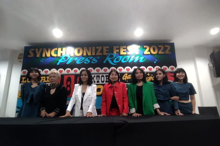 Band legendaris Dara Puspita memeriahkan hari kedua Synchronize Fest 2022 yang digelar di Gambir Expo, Kemayoran, Jakarta Pusat, Sabtu (8/10/2022). Lies AR (tengah) mengenakan kemeja merah.