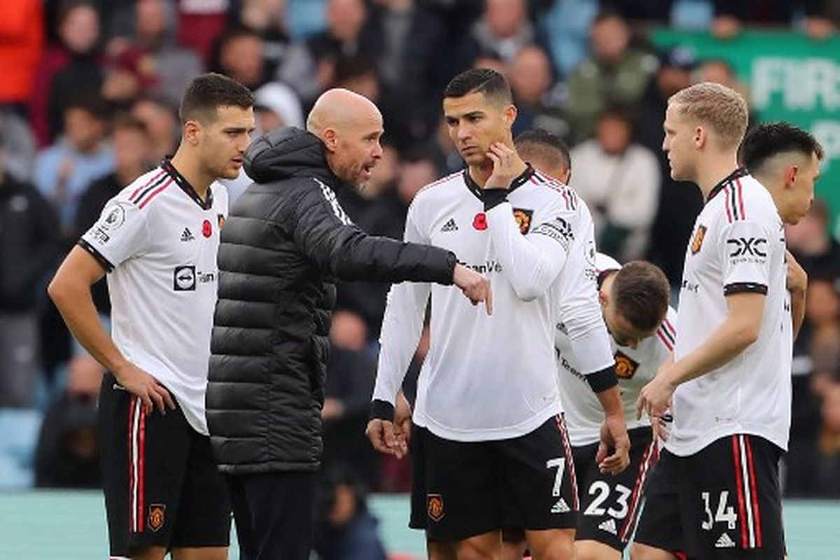 Pelatih Man United, Erik ten Hag, memberi instruksi kepada Cristiano Ronaldo dan pemain lainnya pada laga pekan ke-15 Liga Inggris kontra Aston Villa, Minggu (6/11/2022). Terkini, Man United akan kembali menghadapi Aston Villa pada putaran ketiga Piala Liga Inggris 2022-2023. Terkini, ESPN melaporkan bahwa Erik ten Hag sudah memberi tahu petinggi Man United bahwa Cristiano Ronaldo tidak boleh bermain lagi untuk klub.