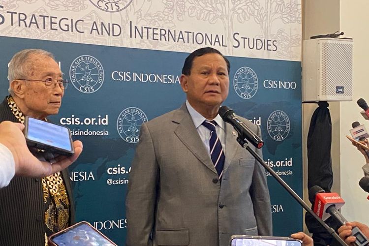 Calon presiden dari Koalisi Indonesia Maju (KIM), Prabowo Subianto usai menjadi pembicara dalam acara yang didadakan oleh Centre for Strategic and International Studies (CSIS) soal kebijakan politik luar negeri, Senin (13/11/2023).