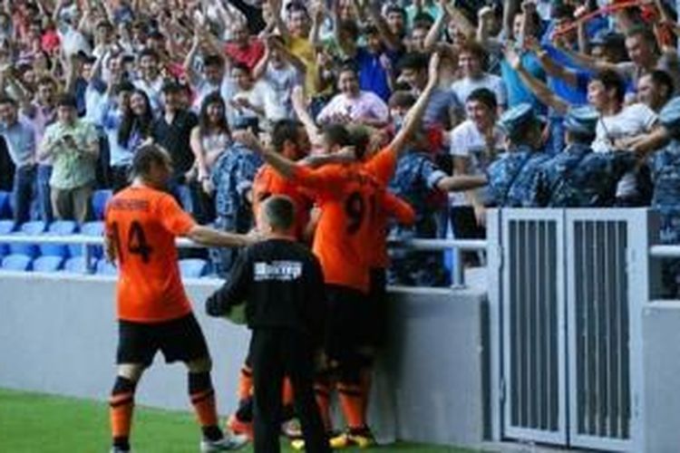 Para pemain Shakhter Karagandy merayakan gol ke gawang Celtic FC pada laga leg pertama playoff Liga Champions di Astana Arena, Selasa (20/8/2013).