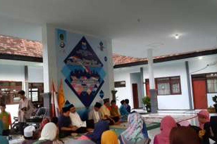 Suasana saat buka bersama tokoh lintas agama di Kota Pasuruan bersama anak yatim di Pendopo Kecamatan Gadingrejo, Kota Pasuruan, Jawa Timur, Rabu (29/6/2016)