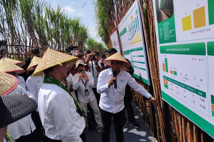 Menteri Pertanian Andi Amran Sulaiman saat dengarkan paparan produksi tebu di Lumajang