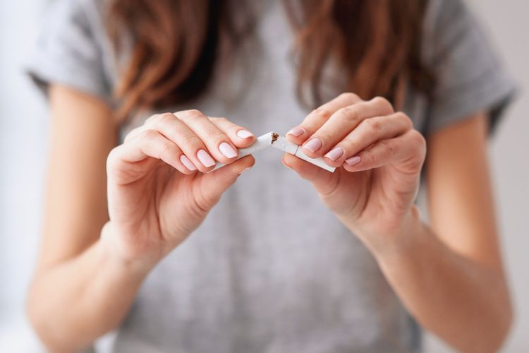 Ilustrasi seorang wanita yang berhenti merokok. Apa pun jenis diabetes yang Anda derita, berhenti merokok membuat diabetes lebih mudah dikendalikan. 