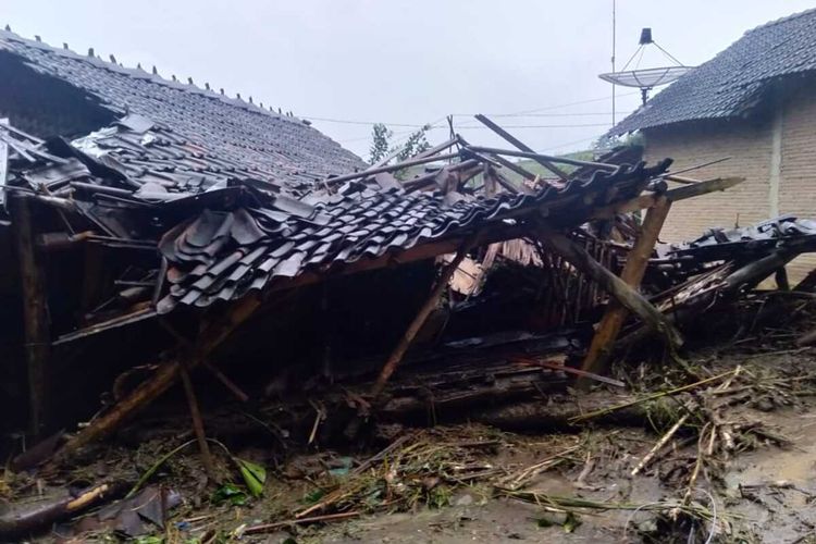 Tanah longsor di Desa Sumberejo, Kecamatan Donorejo, Kabupaten Jepara, Jawa Tengah merusak tiga rumah milik warga, Sabtu (13/2/2021).