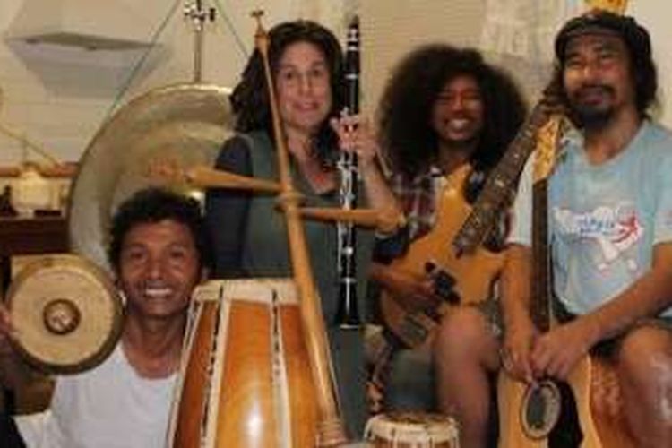 Oki Rahadianto (dua dari kanan) dengan pemusik lainnya di Newscastle.