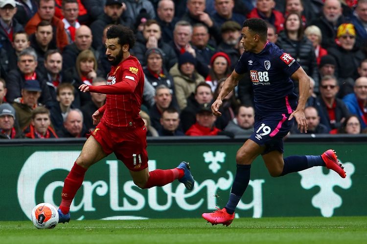 Gelandang Liverpool Mohamed Salah (kiri) bersaing dengan gelandang Bournemouth Junior Stanislas dalam laga Liverpool vs Bournemouth di Stadion Anfield, Sabtu (7/3/2020). Terdekat, Liverpool dan Bornemouth dijadwalkan bertemu pada pekan keempat Liga Inggris 2022-2023, Sabtu (27/8/2022) malam WIB. Laga Liverpool vs Bournemouth bisa disaksikan secara streaming.