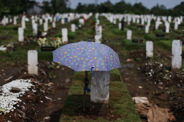  The Covid-19 special burial ground in the Srengseng Sawah Public Cemetery (TPU), South Jakarta, on Tuesday (22/6/2021).