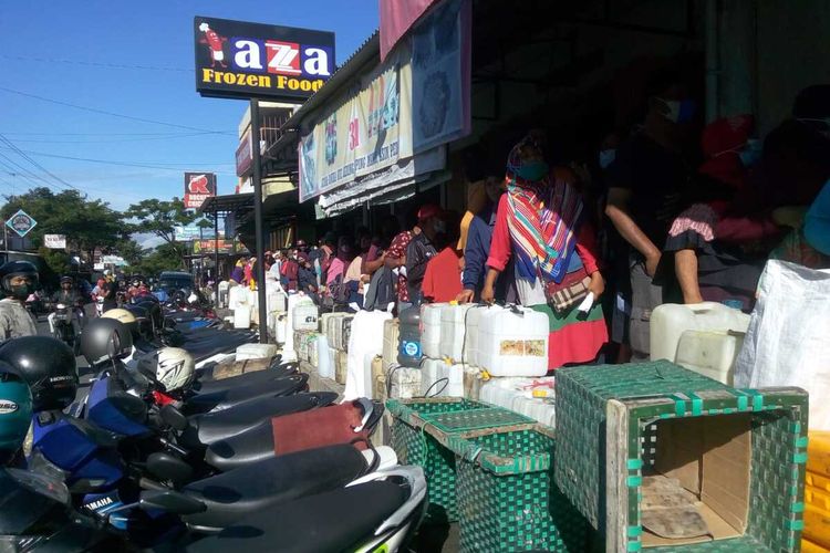 Ratusan warga sedang mengantre minyak goreng di sebuah toko di Pasar Muntilan, Kabupaten Magelang, Jawa Tengah, Selasa (5/4/2022)