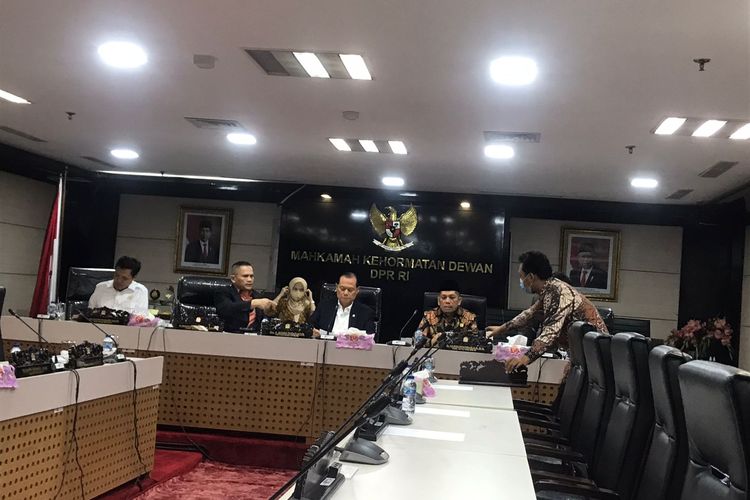 Anggota DPR Fraksi PKS Iskan Qolba Lubis yang interupsi saat rapat paripurna pengesahan RKUHP minta maaf di ruang rapat MKD DPR, Gedung DPR, Senayan, Jakarta Pusat, Jumat (9/12/2022). 