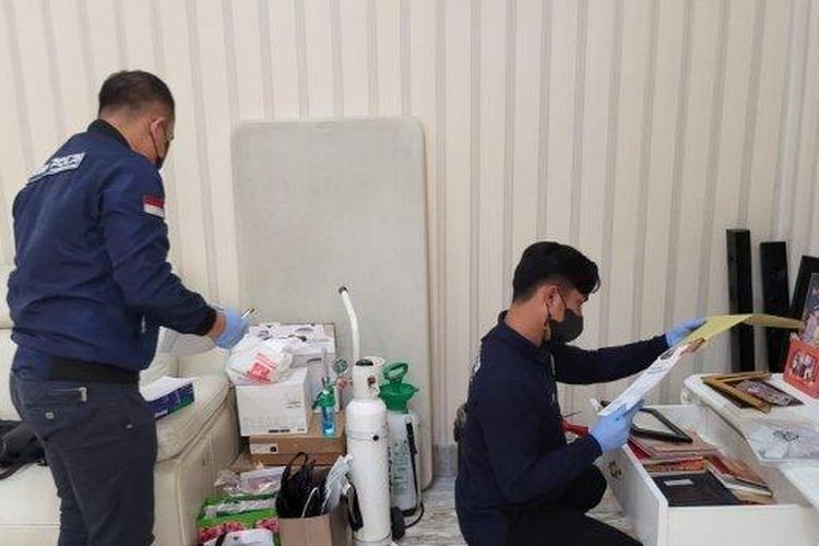 Tim gabungan Direktorat (Dit) Reskrimsus Polda Sumut dan Polrestabes Medan melakukan penggeledahan rumah mewah milik ABK bos judi online di Jalan Palem, Kompleks Cemara Asri, Jumat (19/8/2022). 