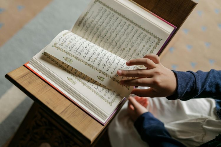 Simak bacaan Surat Al-Qadr, lengkap Arab, latin, arti, dan tafsirnya, serta keutamaan malam Lailatul Qadar pada 10 malam terakhir Ramadhan.