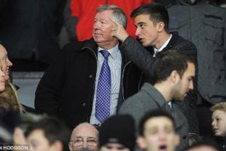 Alex Ferguson ketika menyaksikan mantan tim asuhannya, Manchester United, melakoni leg kedua semifinal Piala Liga, di Old Trafford, Rabu (22/1/2014).