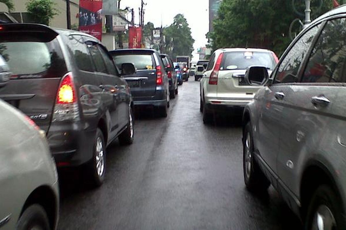 Kemacetan di Jalan Kemang Raya, Jakarta Selatan. 