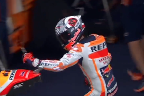 Momen Kocak Marc Marquez, Sarung Tangan Tersangkut di Motor