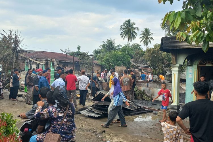 Kondisi tiga rumah pasca kebakaran yang terjadi di Jalan Medan Km 10, Gang YMI, Kelurahan Sinaksak, Kecamatan Tapian Dolok, Kabupaten Simalungun, Provinsi Sumut, Kamis (11/4/2024).